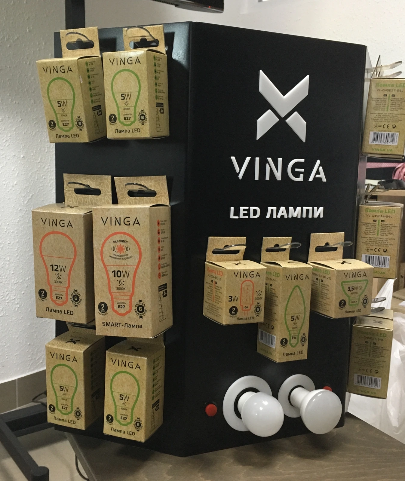 Фото виготовленої торгової стійки Vinga для LED-ламп