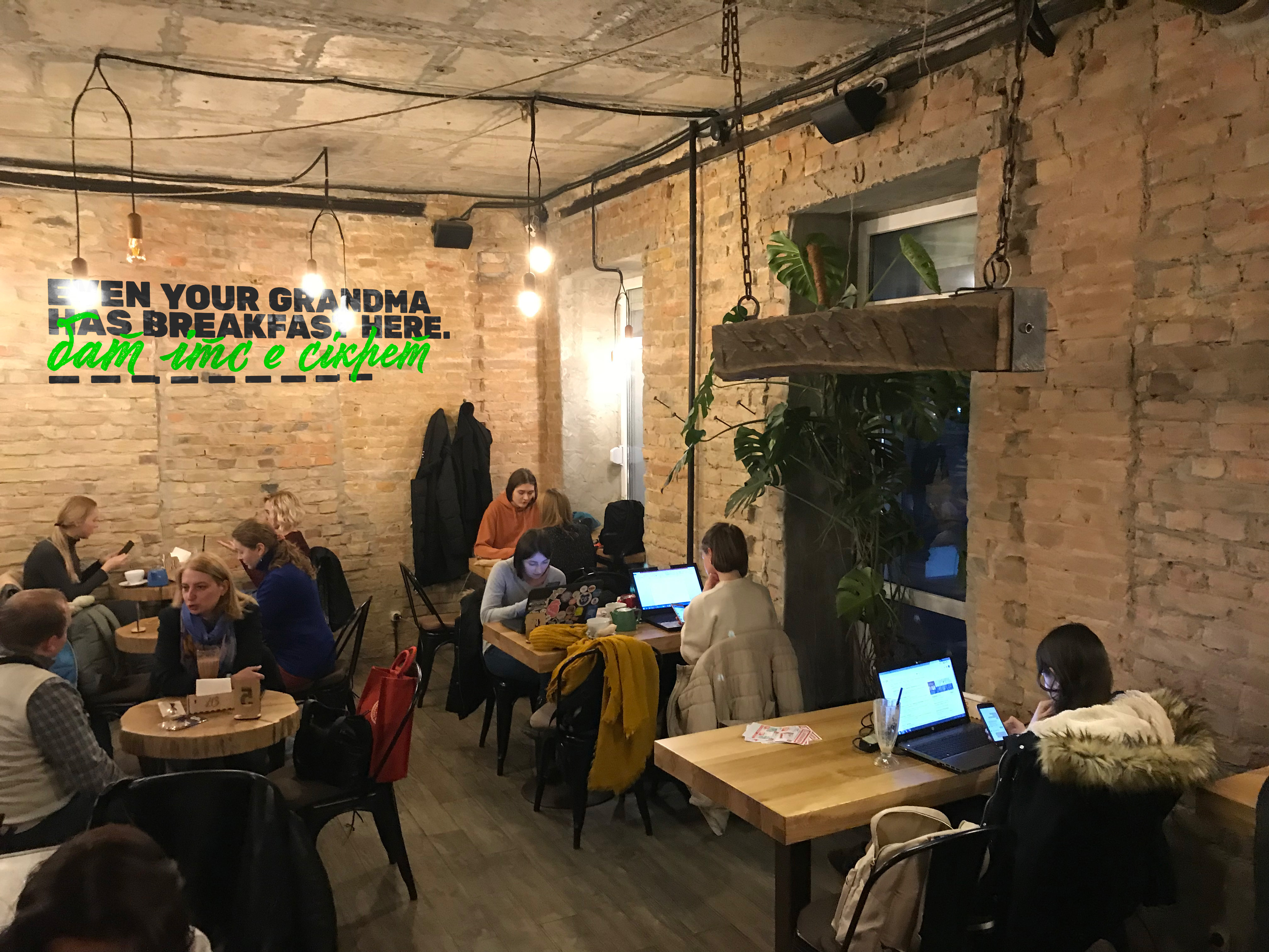 Приклад фірмової типографіки в інтер’єрі з брендбука