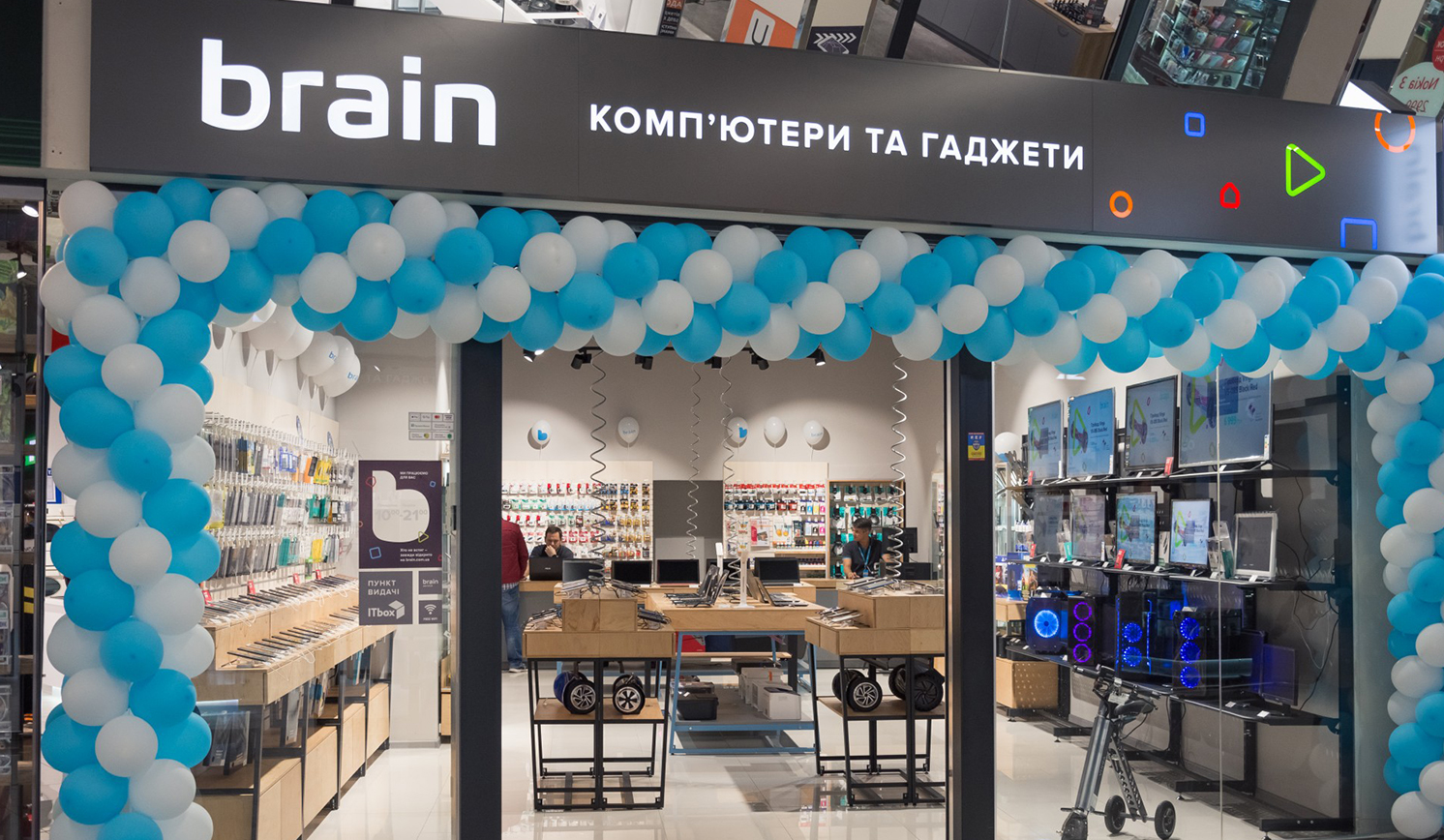 Оновлений магазин Brain: вхід і вивіска